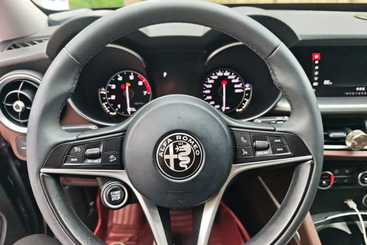 Used Alfa Romeo Stelvio 2017 2.0T 200HP Elite Edition Steering Wheel
