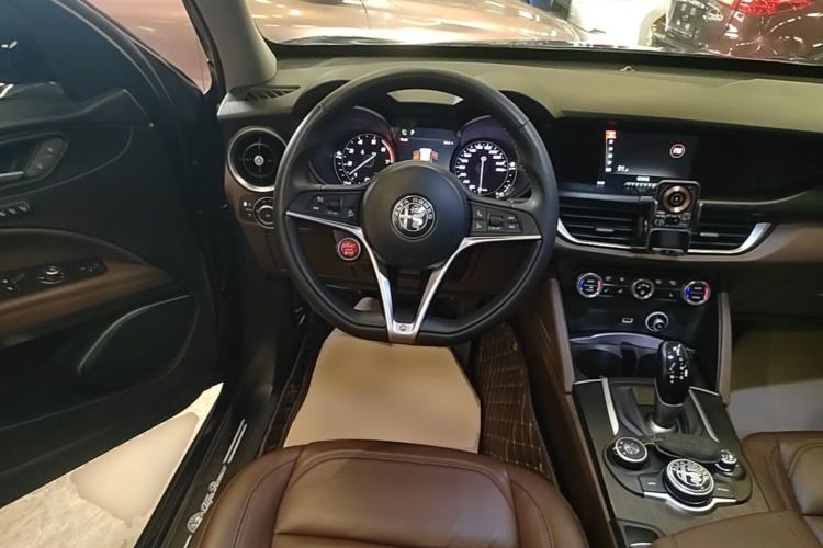 Used Alfa Romeo Stelvio 2017 2.0T 200HP Luxury Edition Steering Wheel