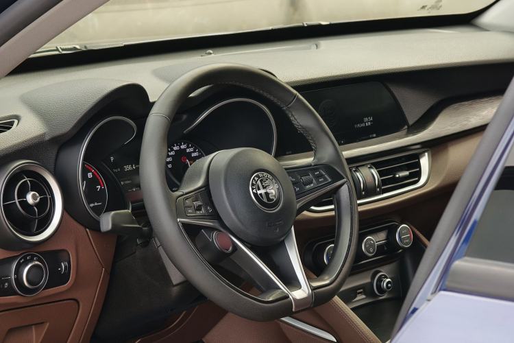 Used Alfa Romeo Stelvio 2017 2.0T 200HP Elite Edition Steering Wheel