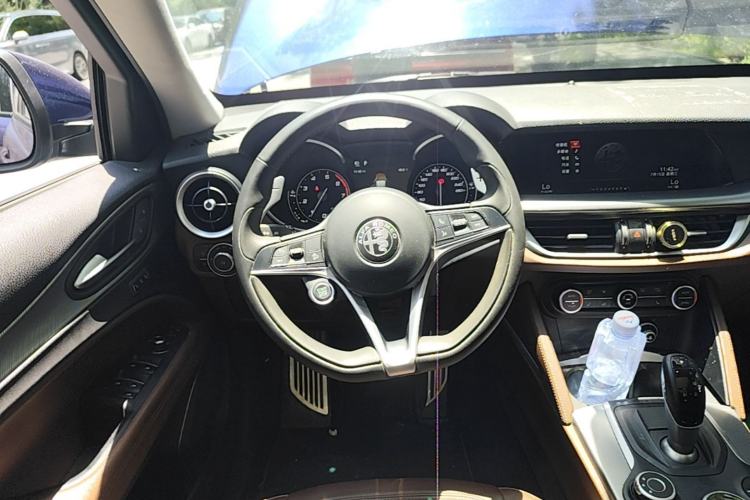 Used Alfa Romeo Stelvio 2017 2.0T 200HP Luxury Edition Steering Wheel