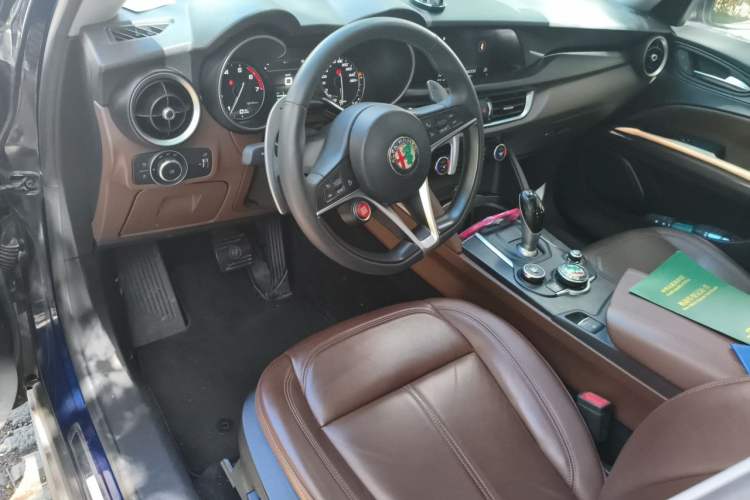 Used Alfa Romeo Stelvio 2017 2.0T 200HP Luxury Edition Steering Wheel