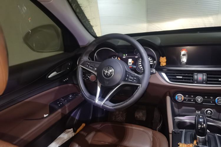Used Alfa Romeo Stelvio 2017 2.0T 200HP Luxury Edition Steering Wheel