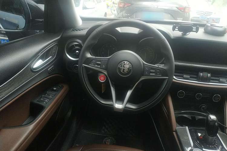Used Alfa Romeo Stelvio 2017 2.0T 200HP Elite Edition Steering Wheel