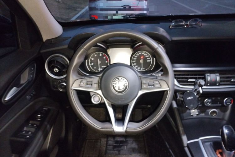 Used Alfa Romeo Stelvio 2017 2.0T 200HP Luxury Edition Steering Wheel