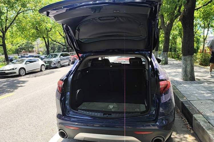 Used Alfa Romeo Stelvio 2017 2.0T 200HP Luxury Edition Trunk