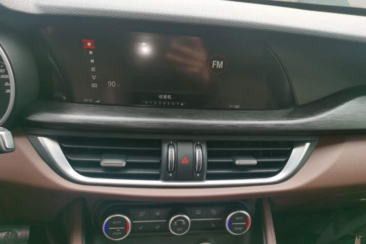 Used Alfa Romeo Stelvio 2017 2.0T 280HP Luxury Edition Audio And AC Panel