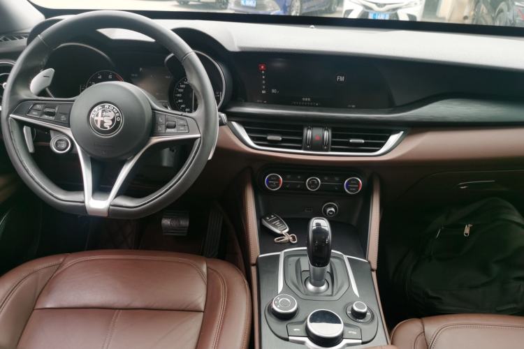 Used Alfa Romeo Stelvio 2017 2.0T 280HP Luxury Edition Center Console