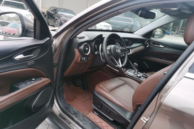Used Alfa Romeo Stelvio 2017 2.0T 280HP Luxury Edition Driver Seat