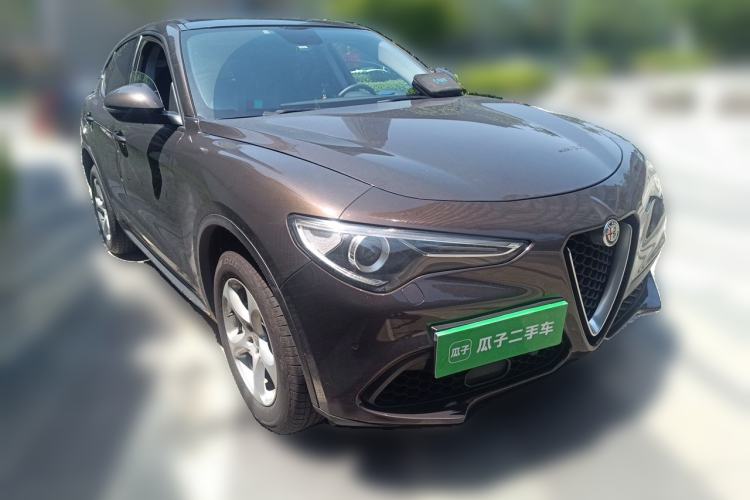 Used Alfa Romeo Stelvio 2017 2.0T 200HP Elite Edition Front Right 45 Deg