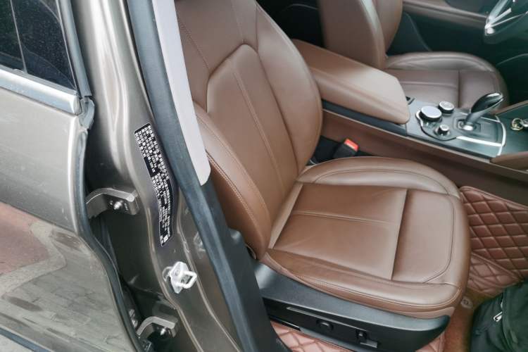 Used Alfa Romeo Stelvio 2017 2.0T 280HP Luxury Edition Right Front Seat