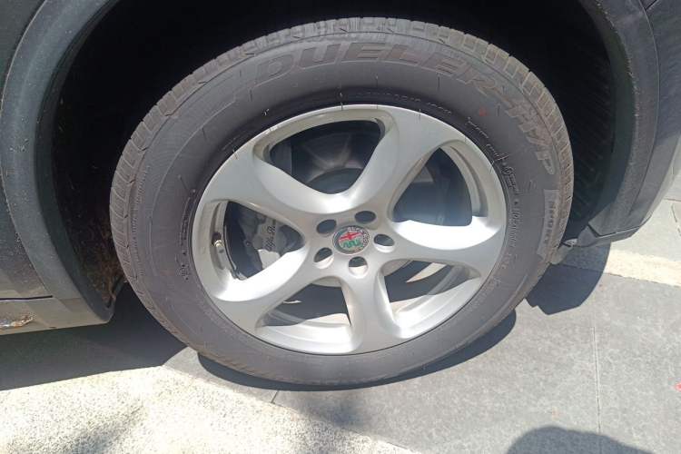 Used Alfa Romeo Stelvio 2017 2.0T 200HP Elite Edition Right Front Wheel Hub