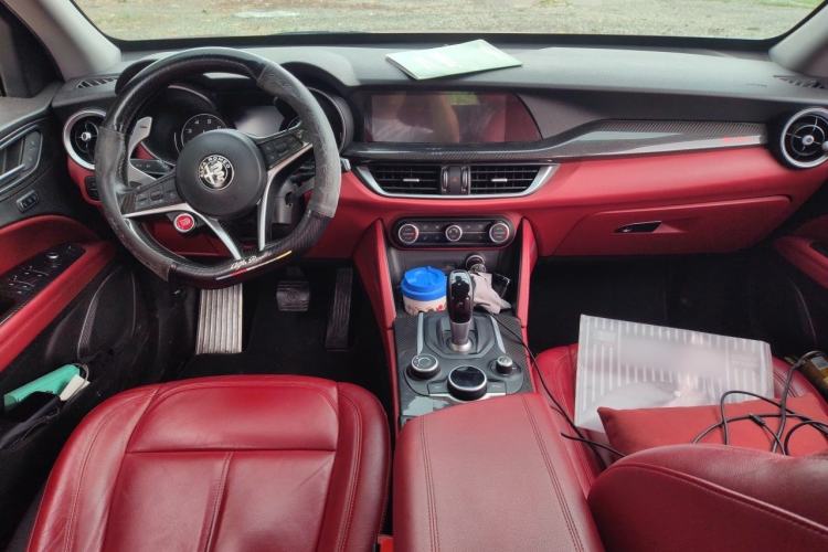 Used Alfa Romeo Stelvio 2017 2.0T 280HP Luxury Edition Center Console