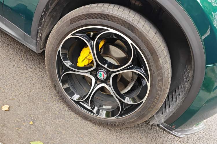 Used Alfa Romeo Stelvio 2017 2.0T 200HP Elite Edition Right Front Wheel Hub