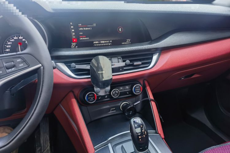 Used Alfa Romeo Stelvio 2017 2.0T 280HP Luxury Edition Audio And AC Panel