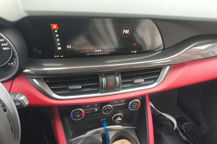 Used Alfa Romeo Stelvio 2017 2.0T 280HP Luxury Edition Audio And AC Panel