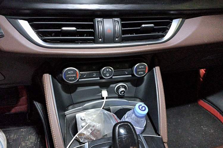 Used Alfa Romeo Stelvio 2017 2.0T 200HP Luxury Edition Audio And AC Panel