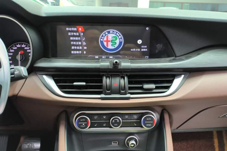 Used Alfa Romeo Stelvio 2017 2.0T 200HP Luxury Edition Audio And AC Panel