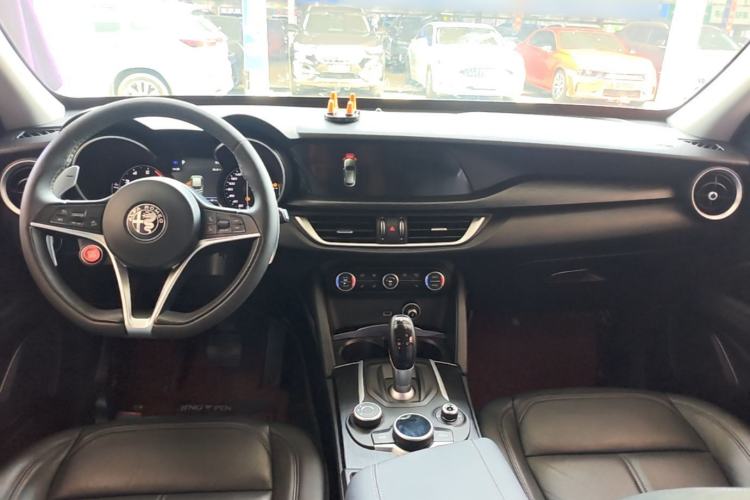 Used Alfa Romeo Stelvio 2017 2.0T 280HP Luxury Edition Center Console
