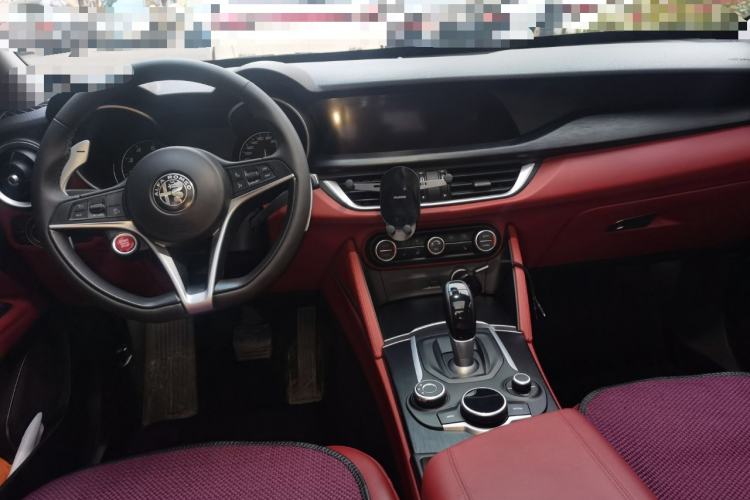 Used Alfa Romeo Stelvio 2017 2.0T 280HP Luxury Edition Center Console