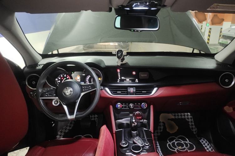 Used Alfa Romeo Stelvio 2017 2.0T 200HP Luxury Edition Center Console
