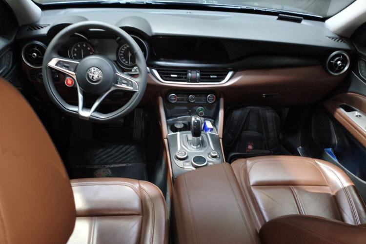 Used Alfa Romeo Stelvio 2017 2.0T 200HP Luxury Edition Center Console