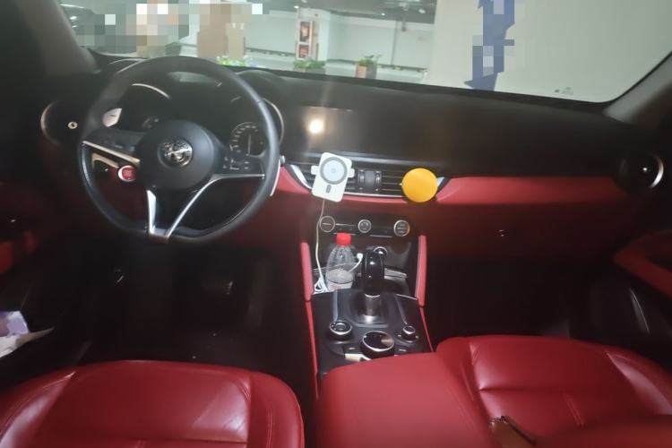 Used Alfa Romeo Stelvio 2017 2.0T 200HP Luxury Edition Center Console