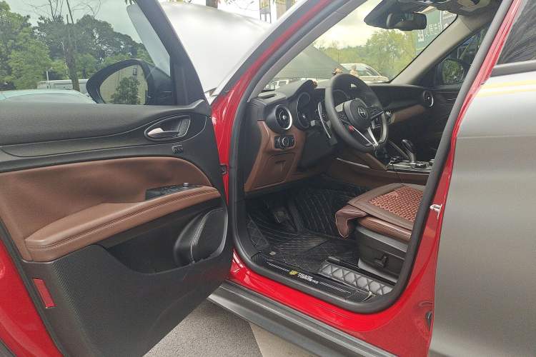 Used Alfa Romeo Stelvio 2017 2.0T 200HP Elite Edition Driver Seat