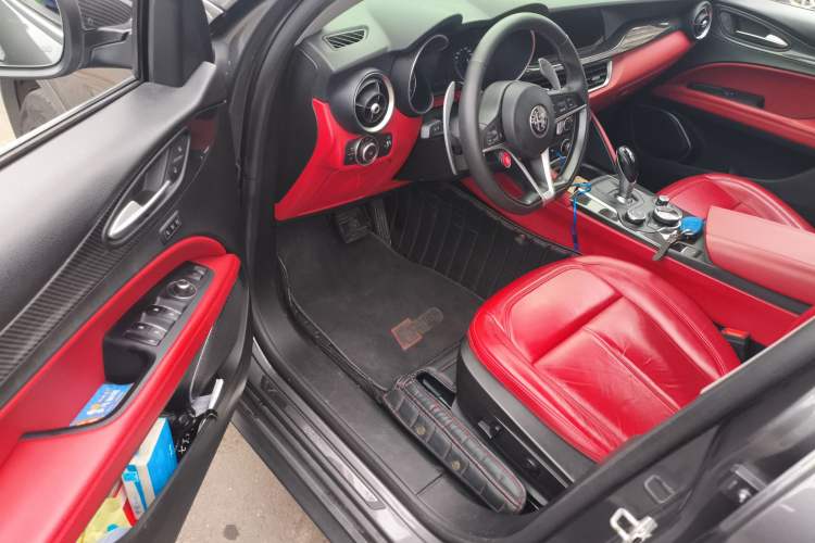 Used Alfa Romeo Stelvio 2017 2.0T 280HP Luxury Edition Driver Seat