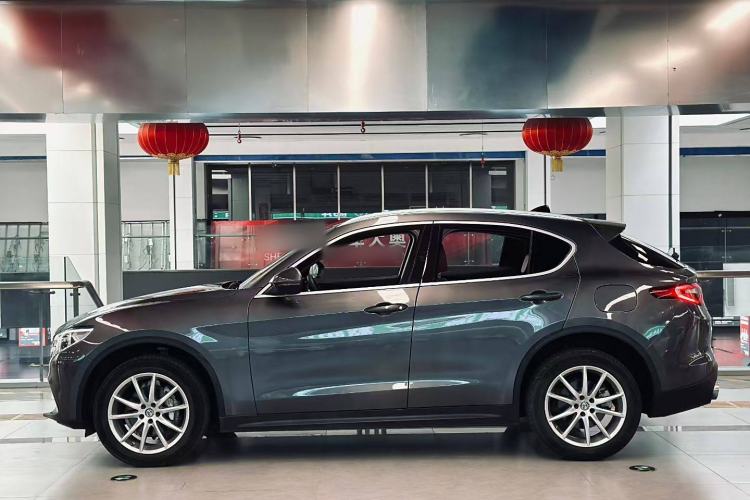 Used Alfa Romeo Stelvio 2017 2.0T 280HP Luxury Edition Exterior 2