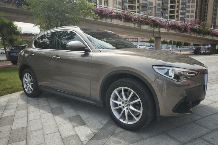 Used Alfa Romeo Stelvio 2017 2.0T 280HP Luxury Edition Exterior 2