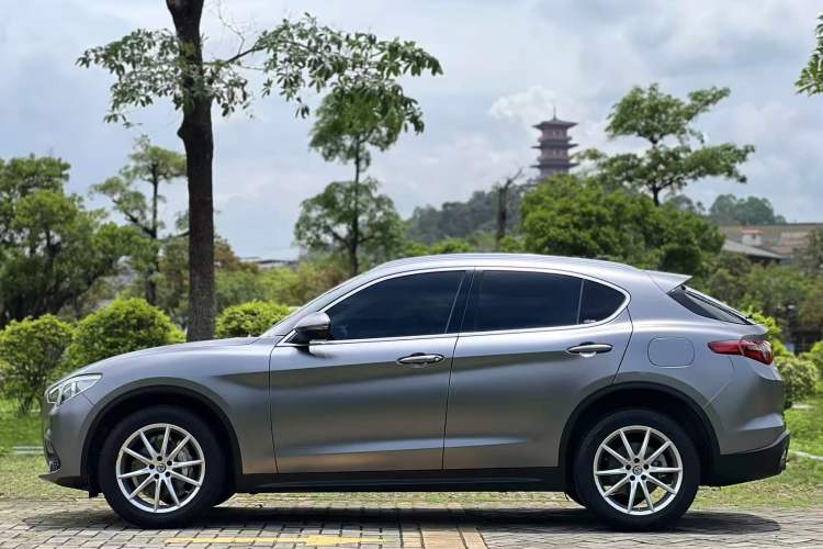 Used Alfa Romeo Stelvio 2017 2.0T 280HP Luxury Edition Exterior 3