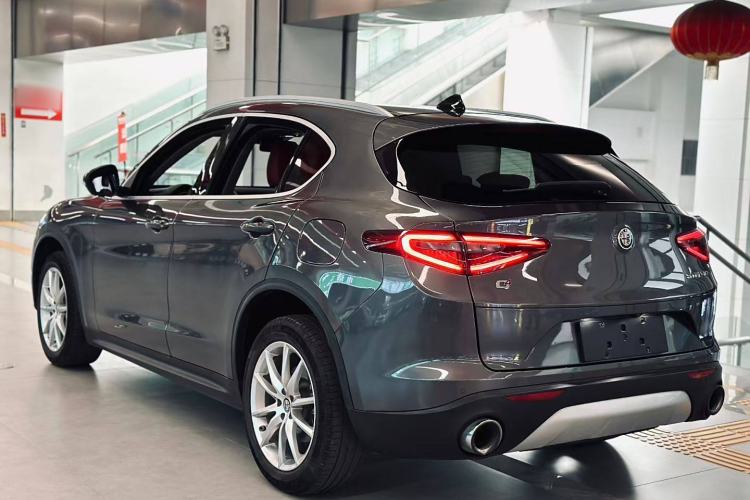 Used Alfa Romeo Stelvio 2017 2.0T 280HP Luxury Edition Exterior 3