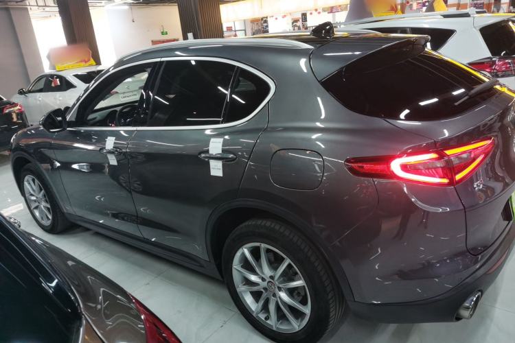Used Alfa Romeo Stelvio 2017 2.0T 280HP Luxury Edition Exterior 3