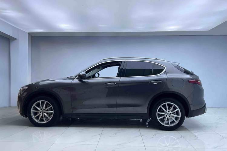 Used Alfa Romeo Stelvio 2017 2.0T 200HP Luxury Edition Exterior 3