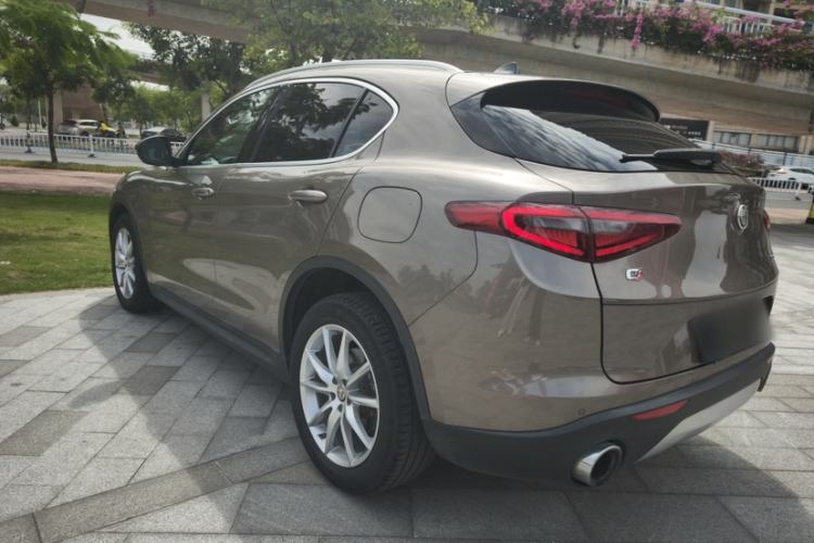 Used Alfa Romeo Stelvio 2017 2.0T 280HP Luxury Edition Exterior 4