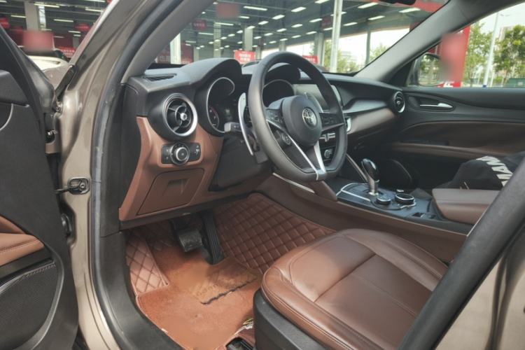 Used Alfa Romeo Stelvio 2017 2.0T 280HP Luxury Edition Exterior 5
