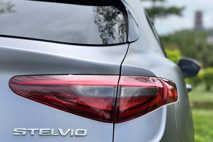 Used Alfa Romeo Stelvio 2017 2.0T 280HP Luxury Edition Exterior 7