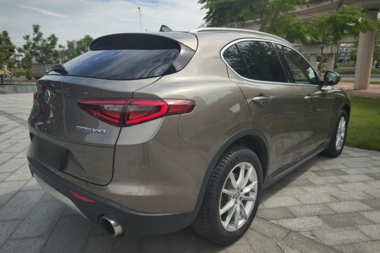 Used Alfa Romeo Stelvio 2017 2.0T 280HP Luxury Edition Exterior 8