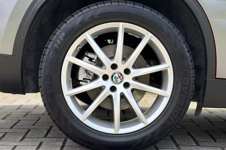 Used Alfa Romeo Stelvio 2017 2.0T 280HP Luxury Edition Exterior 9