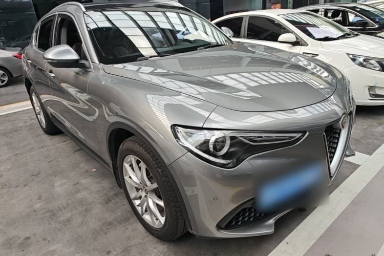 Used Alfa Romeo Stelvio 2017 2.0T 200HP Luxury Edition Front Right 45 Deg