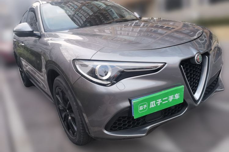 Used Alfa Romeo Stelvio 2017 2.0T 280HP Luxury Edition Front Right 45 Deg