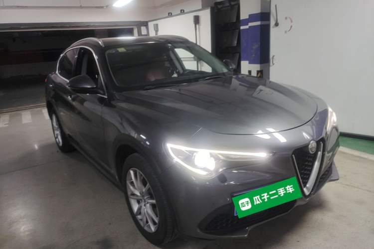 Used Alfa Romeo Stelvio 2017 2.0T 200HP Luxury Edition Front Right 45 Deg