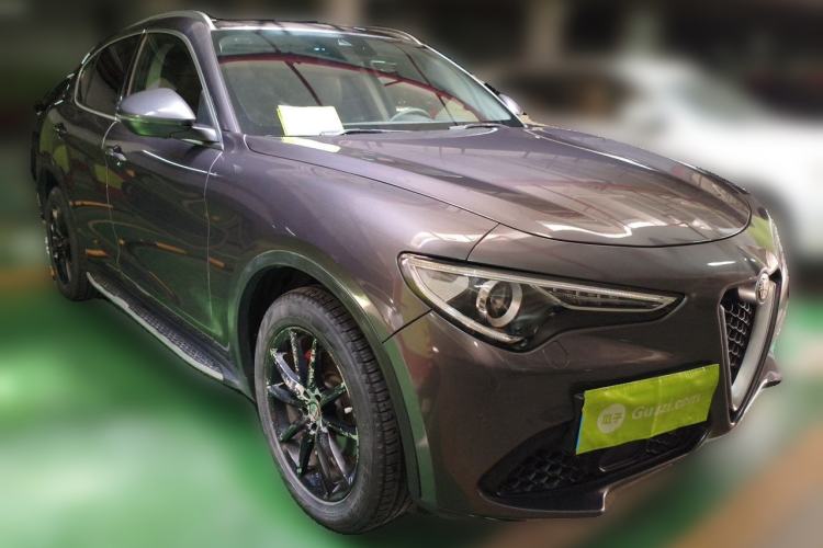 Used Alfa Romeo Stelvio 2017 2.0T 200HP Luxury Edition Front Right 45 Deg
