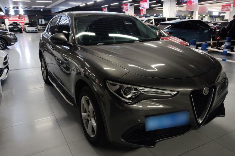 Used Alfa Romeo Stelvio 2017 2.0T 200HP Elite Edition Front Right 45 Deg