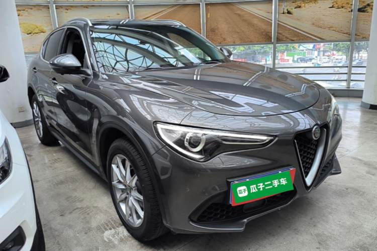 Used Alfa Romeo Stelvio 2017 2.0T 200HP Luxury Edition Front Right 45 Deg