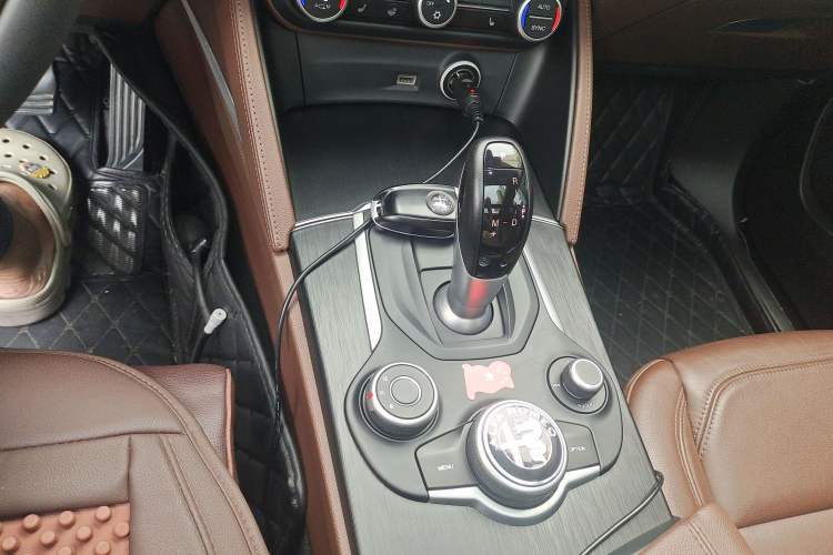 Used Alfa Romeo Stelvio 2017 2.0T 200HP Elite Edition Gear Lever