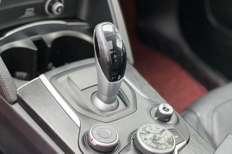 Used Alfa Romeo Stelvio 2017 2.0T 280HP Luxury Edition Gear Lever