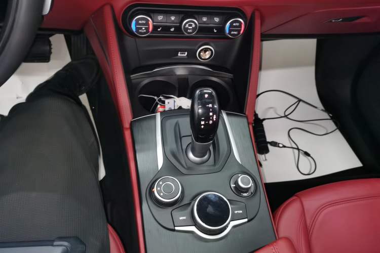 Used Alfa Romeo Stelvio 2017 2.0T 280HP Luxury Edition Gear Lever