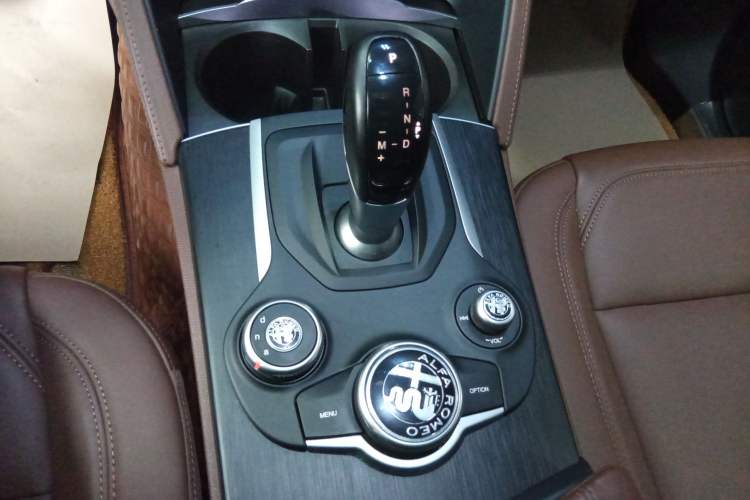 Used Alfa Romeo Stelvio 2017 2.0T 200HP Luxury Edition Gear Lever