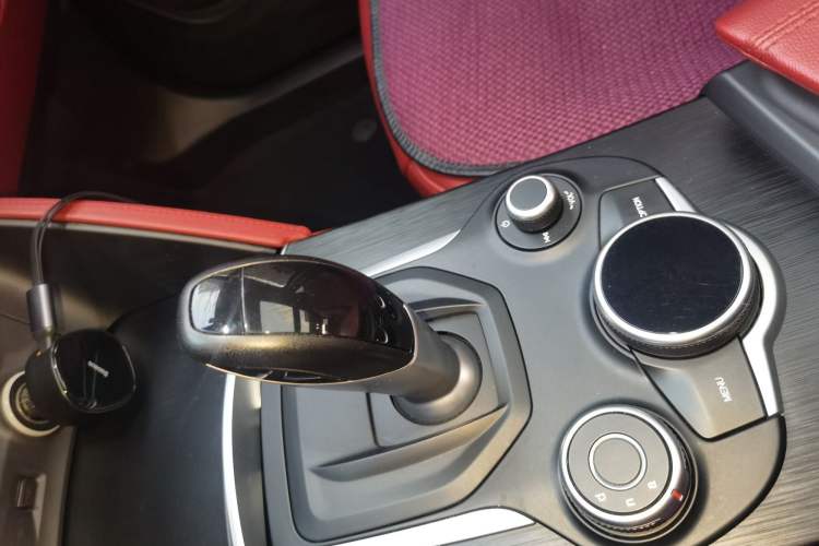 Used Alfa Romeo Stelvio 2017 2.0T 280HP Luxury Edition Gear Lever